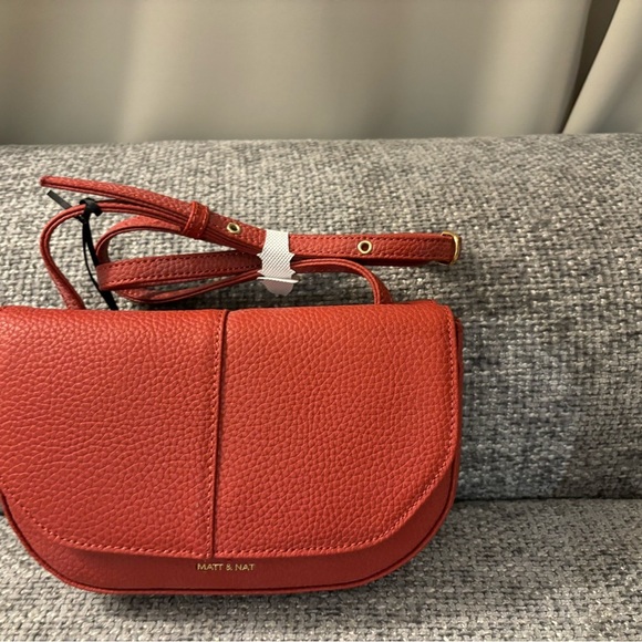 Brand New Matt & Nat Vegan Leather Crossbody with its dust bag ! - Picture 9 of 13